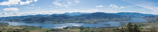 vista panoramica di osoyoos, bc, canada - lake osoyoos foto e immagini stock