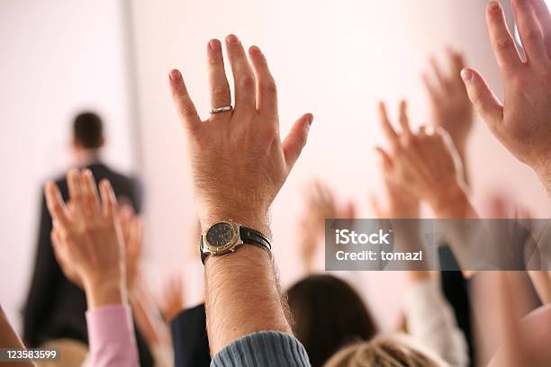 Sala De Conferencias De Negocios Foto de stock y más banco de imágenes de Alzar la mano - Alzar la mano, Preguntar, Conformidad