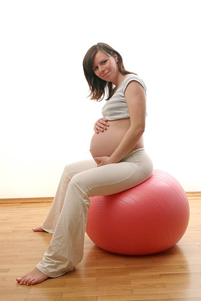 ボールと妊娠 - human pregnancy prenatal care relaxation exercise ball ストックフォトと画像