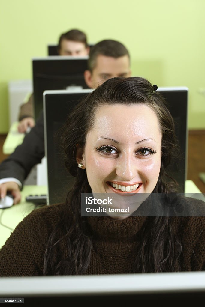 Lächelnde Frau am computer - Lizenzfrei 20-24 Jahre Stock-Foto