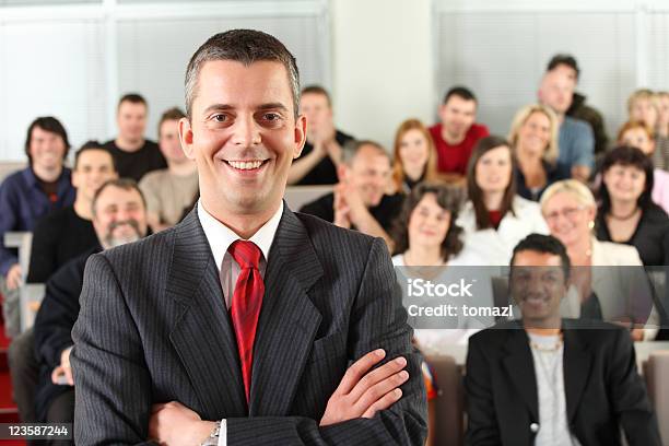 Público E Ele - Fotografias de stock e mais imagens de Centro de Conferência - Centro de Conferência, Olhar para a Câmara, Reunião