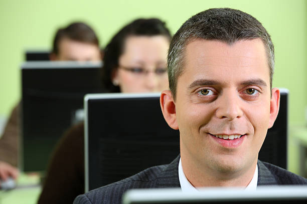 en ordenador sonriendo macho - computer lab green office computer fotografías e imágenes de stock