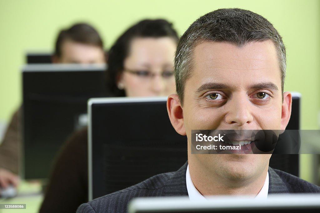 Al computer sorridente maschio - Foto stock royalty-free di Colore verde