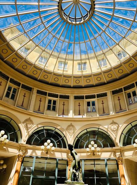 ротонда галерея кольбер , крытый проход в париже - dome glass ceiling skylight стоковые фото и изображения