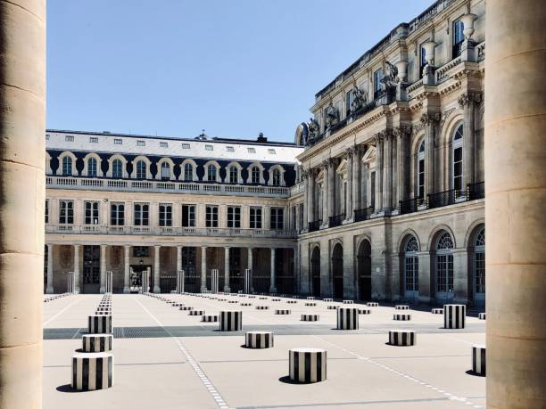 paris: buren columns without people, in the palais royal courtyard - urban scene real estate nobody white imagens e fotografias de stock