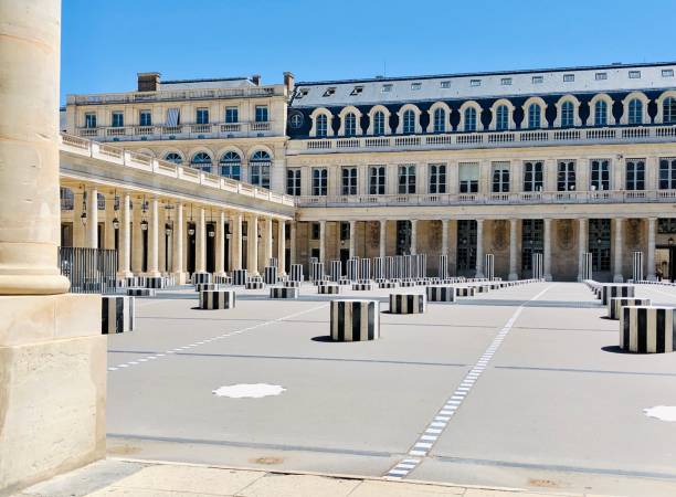 paris: buren columns without people, in the palais royal courtyard - urban scene real estate nobody white imagens e fotografias de stock