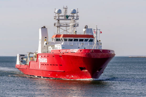 nave di ricerca fugro searcher in entrata la mattina di primavera - searcher foto e immagini stock