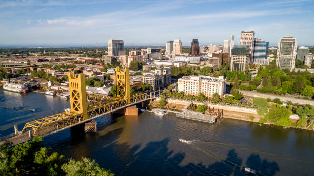 ponte da torre de sacramento e shopping sacramento capitol - building exterior sacramento county california state capitol building - fotografias e filmes do acervo