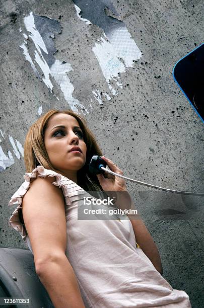 Urban Jugendliche Stockfoto und mehr Bilder von Am Telefon - Am Telefon, Attraktive Frau, Aufnahme von unten