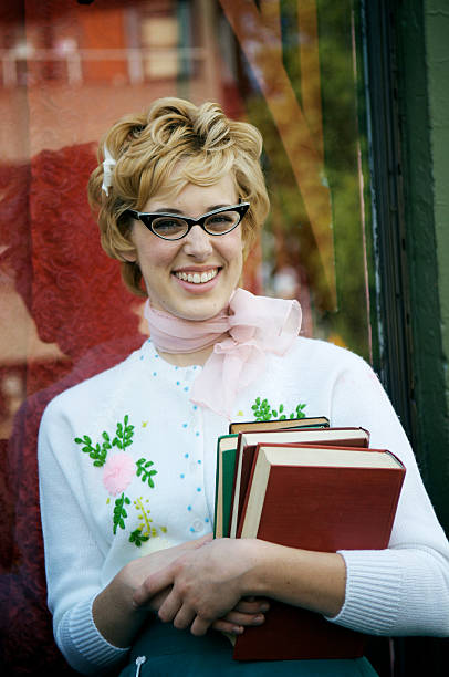 estudante feliz com livros - women cheerful vertical 20s imagens e fotografias de stock