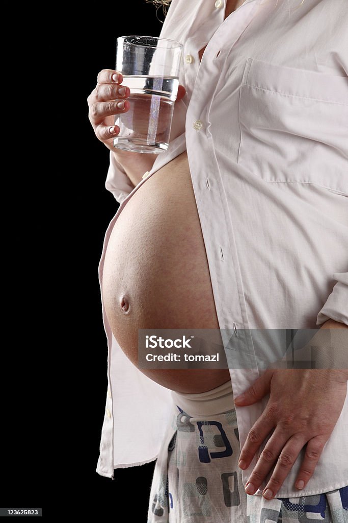 Schwangere Frau trinkt. - Lizenzfrei 25-29 Jahre Stock-Foto