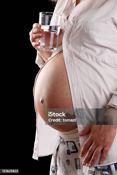 Schwangere Frau Trinkt Stockfoto und mehr Bilder von 25-29 Jahre - 25-29 Jahre, 30-34 Jahre, Anfang