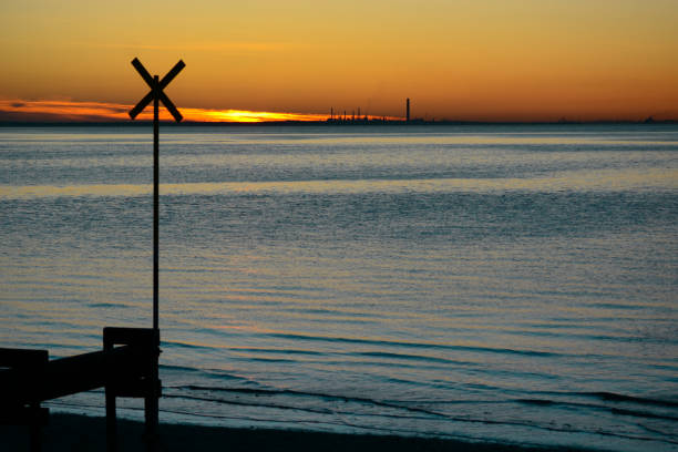 sunset and sea at ryde, isle of wight - ryde imagens e fotografias de stock