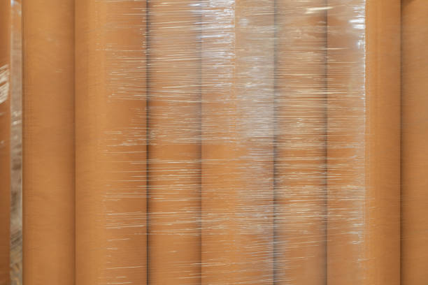 Close up of paper tube cores, tissues, in industry manufacturing plant factory. Raw product material of brown paper rolls. Cardboard cylinder cargo pattern texture in stock workshop storage warehouse. primer plano de núcleos de tubos de papel, tejidos, en la fábrica de plantas de fabricación de la industria. materia prima del producto de rollos de papel marrón. textura del patrón de carga del cilindro de cartón en el almacén de almacenamiento del