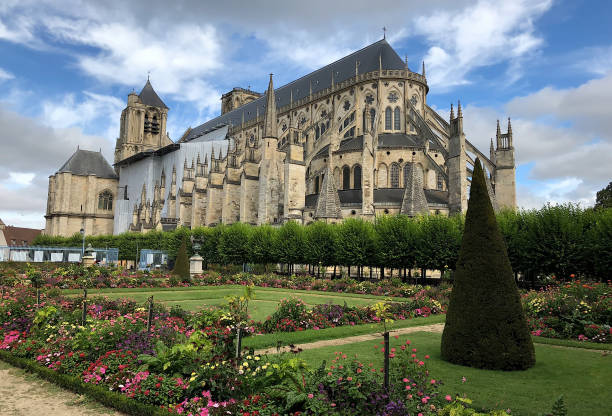 istock Garden behind Paris cathedral 1236537350