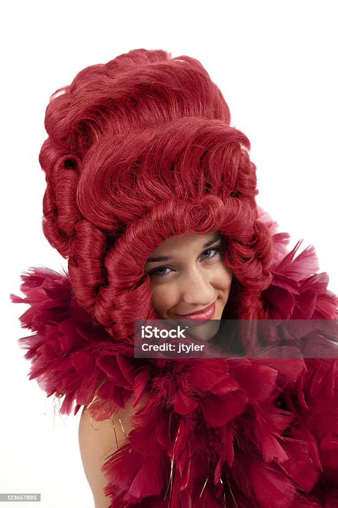 Giovane donna in rosso Parrucca - Foto stock royalty-free di Adulto