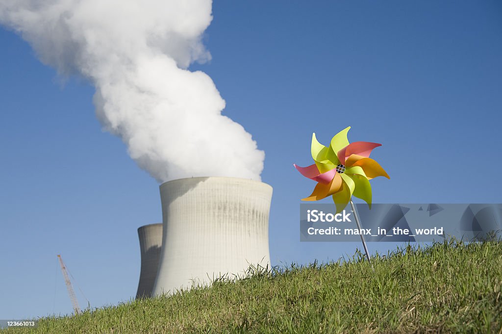 Energia Nuclear contra o vento - Foto de stock de Brinquedo royalty-free