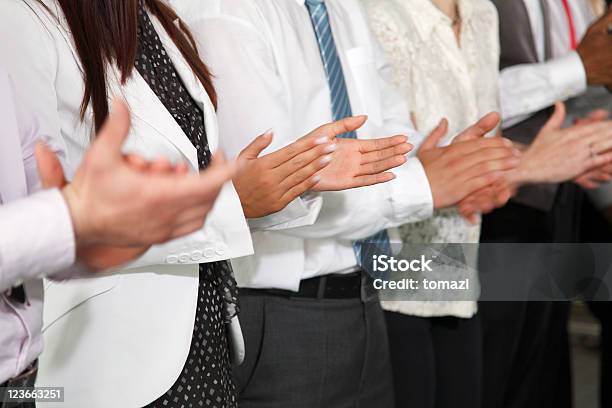 Applaucing Grupa Ludzi Biznesu - zdjęcia stockowe i więcej obrazów Afrykanin - Afrykanin, Aspiracje, Azjaci