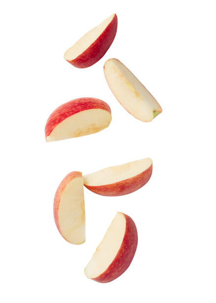 rebanada de manzana roja caída aislada sobre fondo blanco con trayectoria de recorte - apple fotografías e imágenes de stock