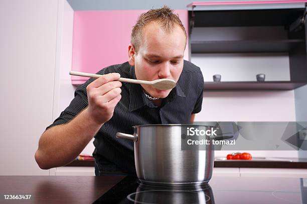 Cozinhar E Tastaing - Fotografias de stock e mais imagens de Chefe de Cozinha - Chefe de Cozinha, Colher - Talheres, Cozinhar