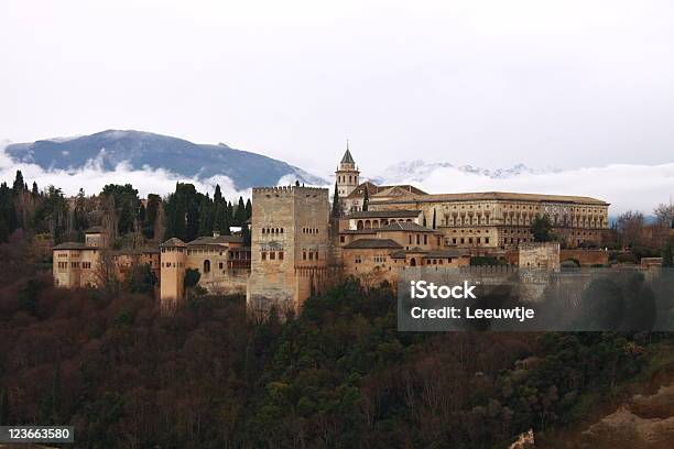 Alhambra W Granadzie Hiszpania Zimowe Ubrania - zdjęcia stockowe i więcej obrazów Malaga - Malaga, Prowincja Malaga, Zima