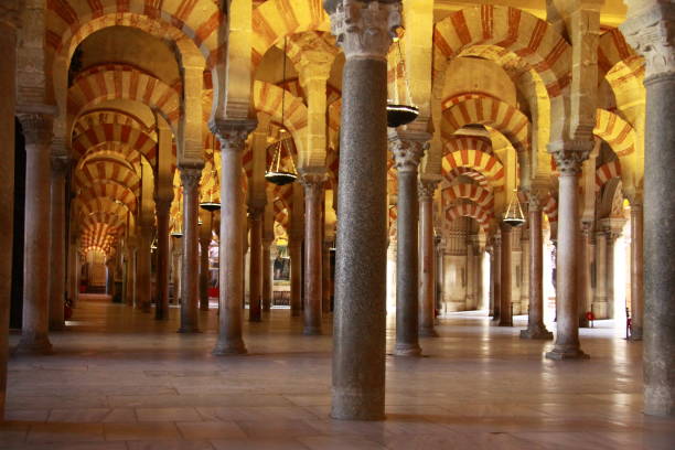 catedral de interiores mezquita mesquita de córdoba, espanha - circa 13th century circa 11th century circa 10th century romanesque imagens e fotografias de stock