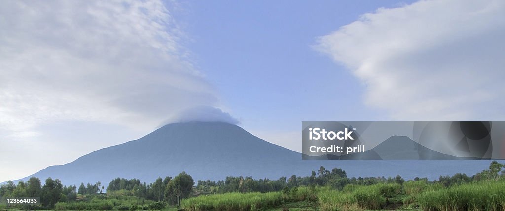 panorama de las montañas de Virunga - Foto de stock de Agricultura libre de derechos