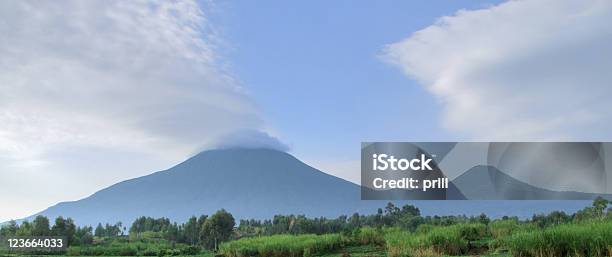 Panorama De Las Montañas De Virunga Foto de stock y más banco de imágenes de Agricultura - Agricultura, Aire libre, Ambiente atmosférico