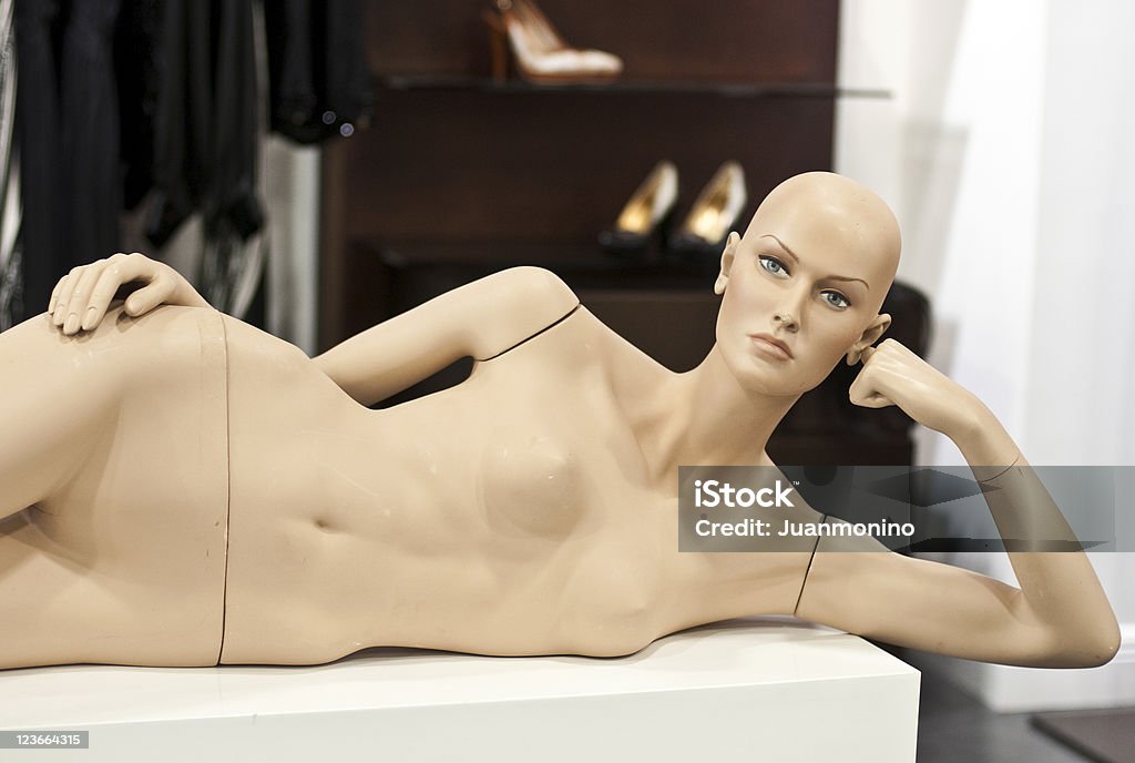 Femme nue mannequin - Photo de Allongé sur le côt�é libre de droits