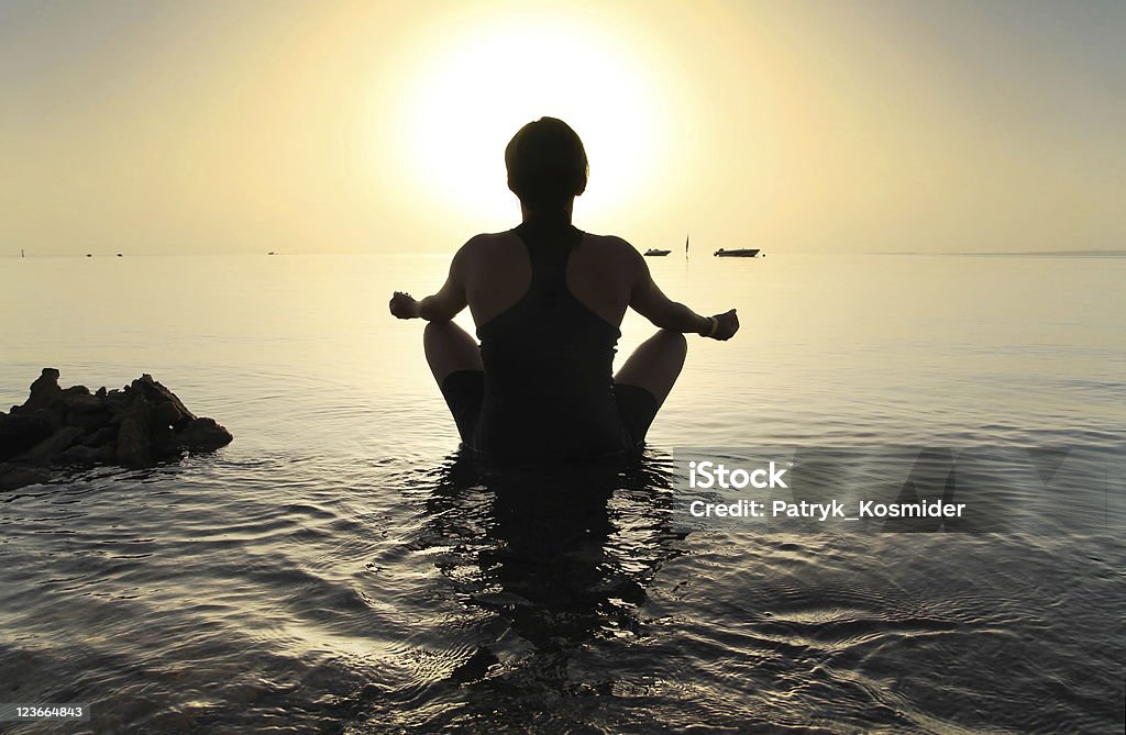 Meditação ao nascer do sol - Foto de stock de Meditar royalty-free