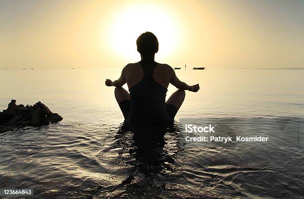 Meditação Ao Nascer Do Sol - Fotografias de stock e mais imagens de Meditar - Meditar, Zen, Egito