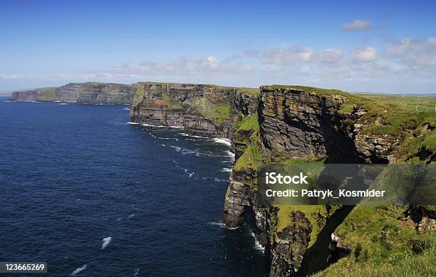 Scogliere Di Moher In Irlanda - Fotografie stock e altre immagini di Ambientazione esterna - Ambientazione esterna, Blu, Cielo