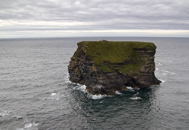 solitario isola - kilkee foto e immagini stock