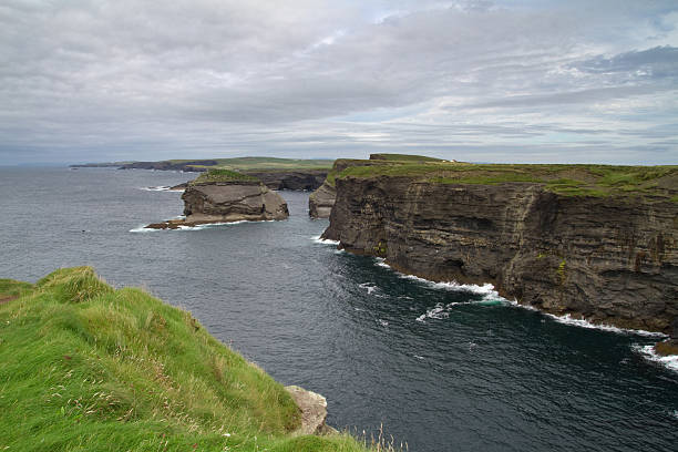 bellissima costa irlandese - kilkee foto e immagini stock