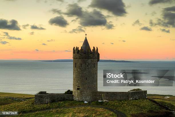 Irish Zamek O Zachodzie Słońca - zdjęcia stockowe i więcej obrazów Architektura - Architektura, Bez ludzi, Doolin