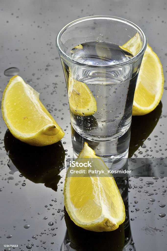 Wodka mit Zitrone Scheiben - Lizenzfrei Schnapsglas Stock-Foto