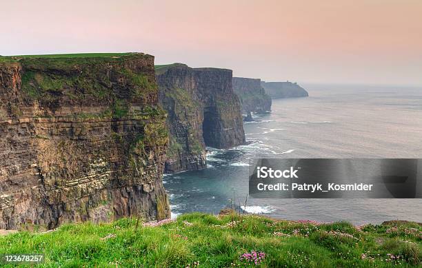 Penhascos De Moher Pelo Anoitecer - Fotografias de stock e mais imagens de Amarelo - Amarelo, Anoitecer, Ao Ar Livre