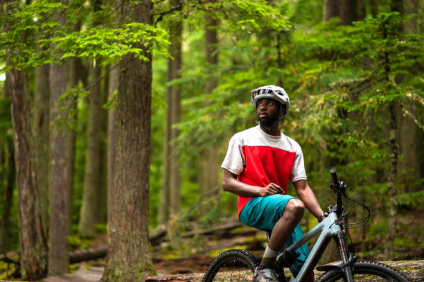 retrato de un ciclista de montaña masculino - african descent cycling men bicycle fotografías e imágenes de stock