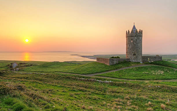 castello doonagore al tramonto - republic of ireland immagine foto e immagini stock