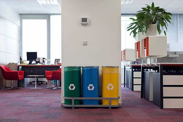 リサイクル缶 - metal recycling center ストックフォトと画像