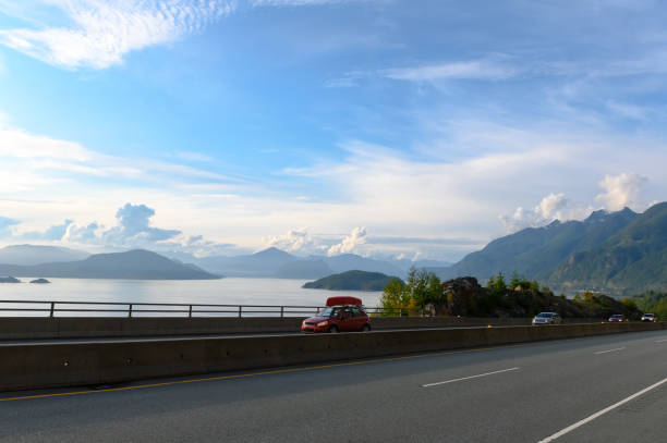 highway 99 da vancouver a whistler - sea to sky highway foto e immagini stock