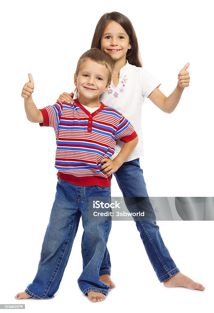 Два Забавный улыбающийся маленьких детей с пальцы Знак вверх - Стоковые фото Ребёнок роялти-фри