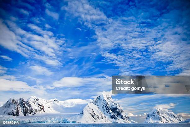 Schneebedeckte Berge Stockfoto und mehr Bilder von Antarktis - Antarktis, Auf dem Wasser treiben, Berg