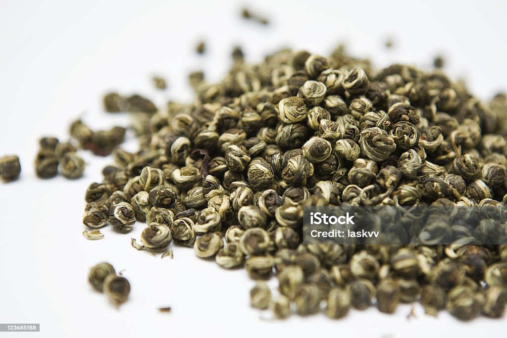 Hojas de té verde sobre un fondo blanco - Foto de stock de Agricultura libre de derechos