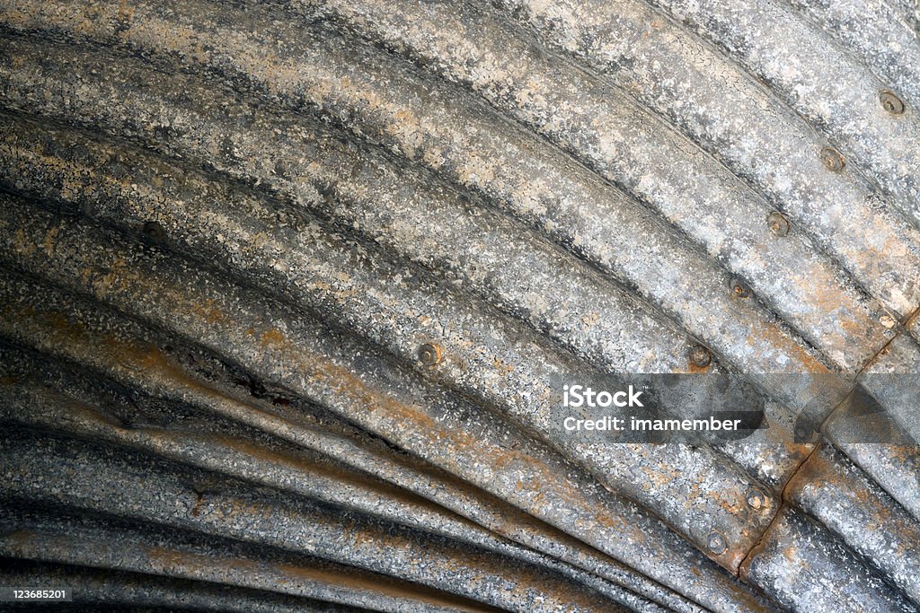Крупным планом поврежденных Старый ржавый Гофрированное железо barrel - Стоковые фото Антисанитарный роялти-фри