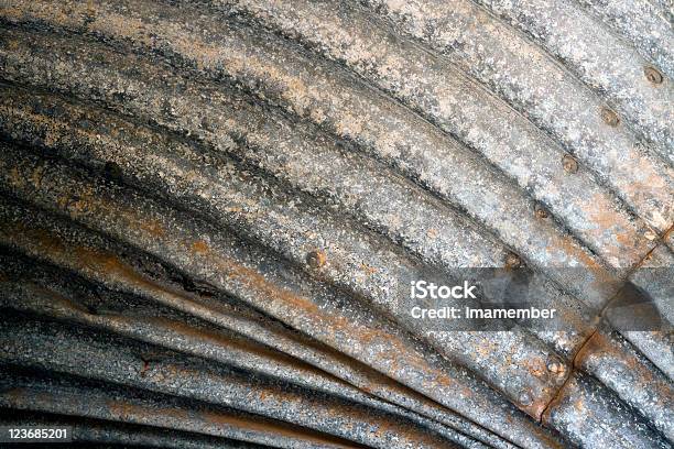Крупным Планом Поврежденных Старый Ржавый Гофрированное Железо Barrel — стоковые фотографии и другие картинки Антисанитарный