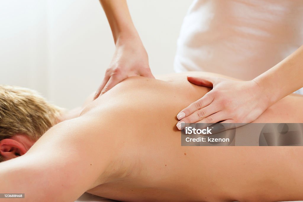 Paziente a fisioterapia-massage - Foto stock royalty-free di Adulto