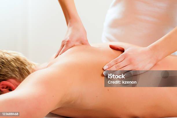 Paziente A Fisioterapiamassage - Fotografie stock e altre immagini di Adulto - Adulto, Benessere, Caucasico