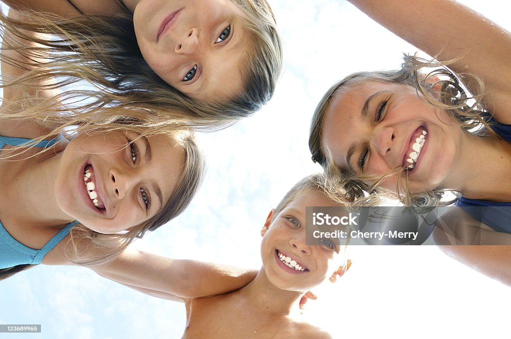 Glücklich lächelnd Kinder Freunde im Freien Porträt - Lizenzfrei Achtlos Stock-Foto