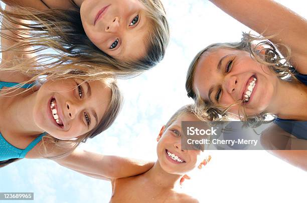 Glücklich Lächelnd Kinder Freunde Im Freien Porträt Stockfoto und mehr Bilder von Achtlos